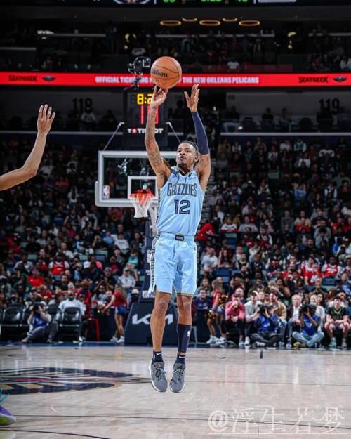 莫兰特转身突破上篮未中,抱头懊恼显无奈 莫兰特转身突破上篮未中,抱头懊恼显无奈